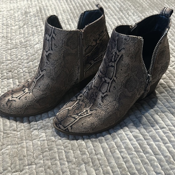 Boutique by Corky’s faux Snakeskin zip-up booties - Picture 3 of 6